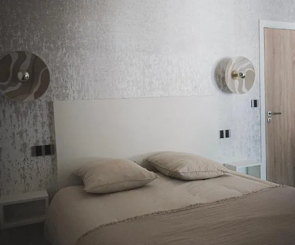 Hotel Logis De L'heroniere Salles-sur-Mer